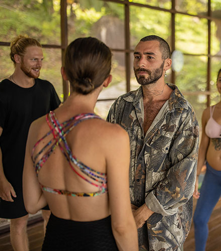 Man och kvinna tittar varandra djupt i ögonen.