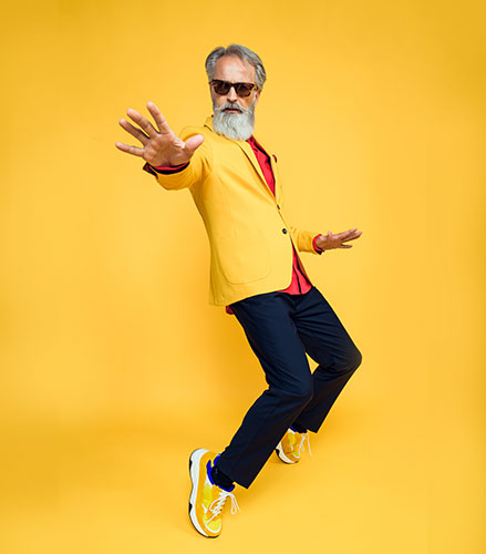 Man med gul kavaj dansar och ser "cool" ut