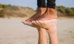 Två fötter upp i luften och två fötter som står på dem.